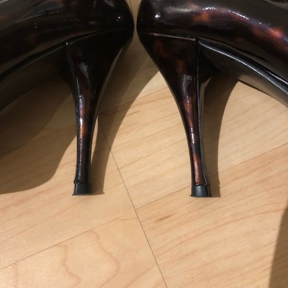 Stuart Weitzman Tortoise Open Toe Patent Leather 7 - image 3